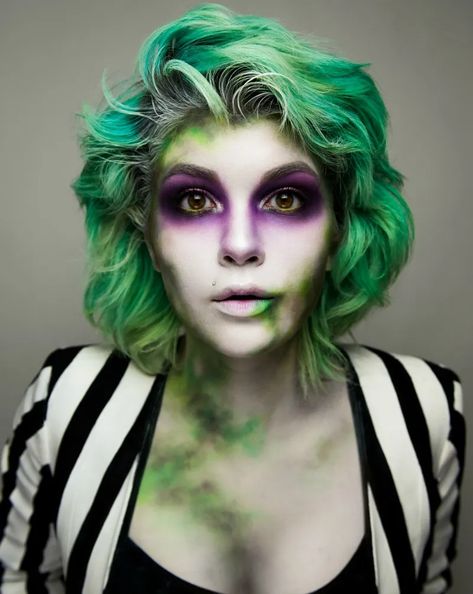 Makeup Clown, Makeup Zombie, Creative Halloween Makeup, Beetlejuice Costume, Halloween Make-up Looks, Halloween Decor Diy, Halloween Makeup Ideas, Cool Halloween Makeup, Amazing Halloween Makeup