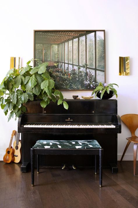 Create a sophisticated yet bohemian aesthetic by displaying house plants on a piano Piano Nook, Piano Styling, Piano Room Decor, Piano Living Rooms, Boho Decor Diy, Living Room Makeover Ideas, Piano Decor, Room Makeover Ideas, Black Piano