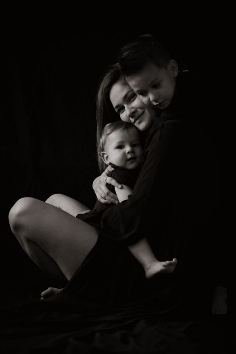 Mother and kids Mama And Kids Photoshoot, Mother And Sons Photo Ideas, Black And White Mommy And Me Pictures, Mother And Toddler Photoshoot, Mom And 2 Sons Photo Ideas, Mom And Two Kids Photoshoot, Single Mom Family Pictures, Black And White Family Pictures, Mom Photo Shoots