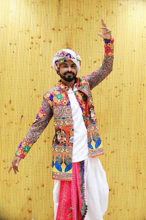 Navratri Kediyu For Man, Navratri Dress For Man, Navratri Mens Outfit, Garba Outfit For Men, Navratri Outfits For Men, Tea Counter, Krishna Clothes, Sindhi Dress, India Fashion Men