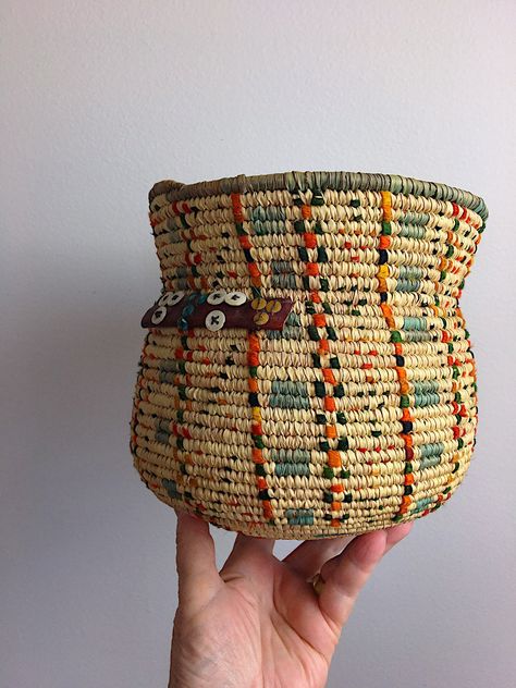 Basket Weave Ceramics, Navajo Basket Pattern, South American Textiles, Green Bohemian Basket-shaped Bag, Vintage Woven Basket Bag, Native American Baskets Vintage, Vintage Train Case, Grass Basket, Native American Baskets