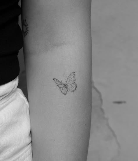 U2 Tattoo Ideas, One Butterfly Tattoo, Butterfly Tattoo Back Of Arm, Vintage Butterfly Tattoo, Tattoo Papillon, Butterfly Tattoos On Arm, Tattoo Butterfly, Petite Tattoos, Butterfly Tattoo Designs