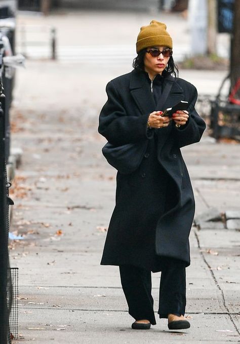 Zoe Kravitz - Out in New York City 03/05/2023 Zoe Kravitz Sweater, Zoe Kravitz Style, Zoe Isabella Kravitz, Nyc March, Zoë Kravitz, Celebrity Style Icons, Stay Soft, Simple Clothing, Model Outfit