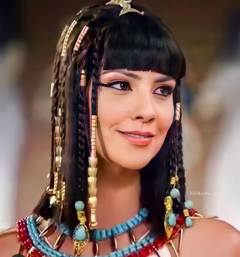 Cleopatra Makeup Look, Cleopatra Hairstyle, Ancient Egyptian Hairstyles, Cleopatra Hair, Egypt Costume, Cleopatra Makeup, Egyptian Hairstyles, Blonde Halloween Costumes, Egyptian Fashion