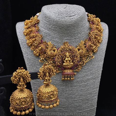 Bold bridal temple necklace set and matching jhumka. For inquiries please contact the seller below. Seller Name : Emblish Instagram : https://www.instagram.com/emblishcoimbatore/ Facebook : https://www.facebook.com/emblishcoimbatore Contact : +91-9994644041 Related Posts160 Grams Gold Neclace With Krishna PendantStone Mango Necklace Set 2017 ModelTraditional Temple Necklace SetAntique Lakshmi Necklace Set22K Gold Temple Lakshmi Necklace from ThangamayilLight Weight Pachi … Temple Jewelry Necklace, Gold Temple Jewellery, Gold Necklace Indian Bridal Jewelry, Jewelry Set Design, Bridal Necklace Set, Antique Jewelry Indian, Gold Wedding Jewelry, Wedding Jewellery Collection, Gold Jewellery Design Necklaces