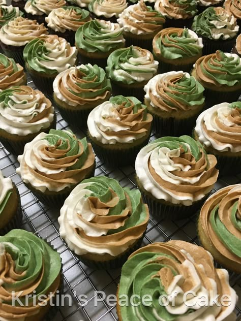 Camo cupcakes Camo Cupcakes For Boys, Birthday Cupcakes For Men, Soldier Cake, Camo Cookies, Camo Birthday Cakes, Hulk Cupcakes, Army Cupcakes, Camouflage Cupcakes, Camo Cakes