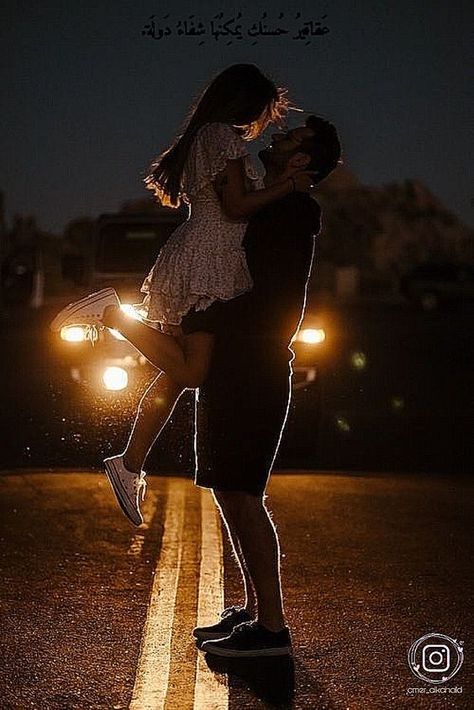 Pic Romantic Couple, Headlight Pictures Ideas Couples, Couple Photoshoot Night Lights, Nighttime Couples Photography, Couples Night Photography, Engagement Photos At Night, Couple Night Photography Romantic, Most Romantic Couple Photography, Night Time Couples Photoshoot