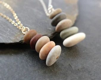 EstherDobsonArt - Etsy Pakistan Seaglass Jewellery, Cairn Necklace, Minimalist Diy, Interesting Crafts, Beach Stones Jewelry, Pebble Jewelry, Pebble Pendant, Pebble Necklace, Raw Stone Necklace