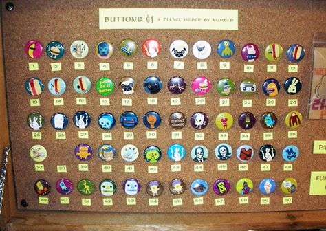 How To Display Buttons, Button Display Ideas, Pinback Buttons Display, Display Souvenirs, Diy Button Crafts, Button Display, Badge Making, Pins Ideas, Busy Beaver