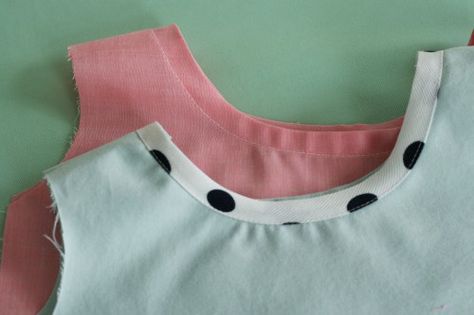 Bias tape facing (inside) or outside of the neck and arm holes. Bias Tape Tutorial, Advanced Sewing Techniques, Sewing Bias Tape, Bias Tape Binding, Colette Patterns, Binding Tutorial, Bias Binding, Sewing Lessons, Bias Tape