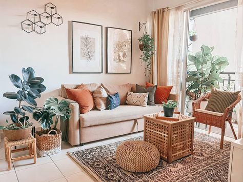 We don't know about you, but @zecozeyhomey is giving us major living space snuggly vibes with warm poppy tones and of course, our #FRIHETEN sofa nestled right in the heart of her home. All that's missing is a hot cup of cocoa ☕ Ahhh. Living Room Beige Couch Decorating Ideas, Light Flooring Living Room Decor, Beige Couch Boho Living Room, Boho Sofa Bed, Boho Sofa Ideas, Beige Couch Colorful Living Room, Ikea Boho Living Room, Ikea Friheten Sofa Living Rooms, Friheten Sofa Living Rooms