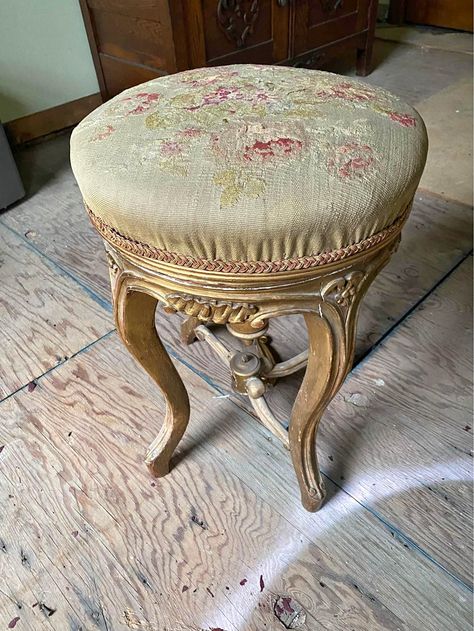 vintage vanity stool Stool For Vanity, Desk With Stool, Thrift List, Vanity Vintage, Antique Vanity, Beautiful Room, Vanity Stool, Vintage Desk, Vintage Vanity