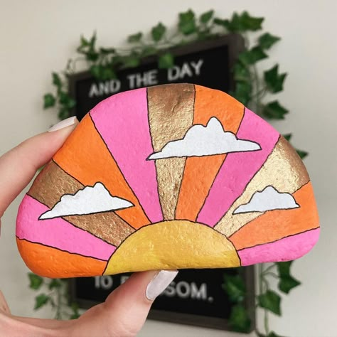 Sunset Rock Painting Easy, Retro Rock Painting, Rectangle Rock Painting Ideas, Sunset Painted Rocks, Rock Painting Ideas Sunset, Rock Paintings Easy, River Rock Painting Ideas, Painted Rocks Simple, Easy Painted Rocks Ideas