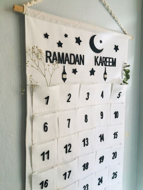 Ramadan Messages, Ramadan Diy, Ramadan Sweets, Small Wedding Decor, Ramadan Ideas, Islam Lesson, Fabric Advent Calendar, Islamic Events, Islamic Kids Activities