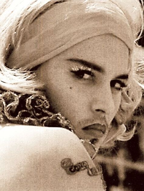 Johnny Depp in drag as Bon Bon a flashy transvestite & smuggler in Before Night Falls (2000) #drag #johnnydepp #beforenightfalls #bonbon Blow Johnny Depp, Johnny Depp Minamata, Before Night Falls Johnny Depp, Johnny Depp Thirst Trap, Johnny Depp In Blow, Before Night Falls, Good Smile, Johnny Depp, Diva