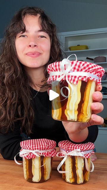 Carolina Gelen on Instagram: "HONEY BUTTER JARS — a fun, last minute gift idea: whip the room temperature butter (I used salted butter) for 1 to 2 minutes with the whisk attachment until light and fluffy. Add the whipped butter to a piping bag and pipe it on the sides of a jar, chill the jar for a couple of minutes in the freezer and fill the rest of the jar with honey. #honeybutter #butter #buttercream #honey #giftideas #gifts #gift #cooking #dessert" Honey Butter Jars, Christmas Cranberry Honey Butter, Gifts In A Jar Ideas Diy Christmas, Bread And Butter Gift, Cranberry Honey Butter, Honey Filling, Baked Gifts, Room Temperature Butter, Flavored Butter Recipes