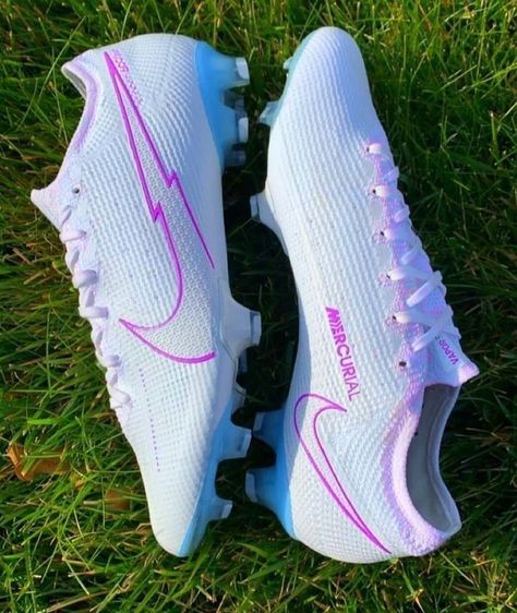 Womens Soccer Cleats, Cool Football Boots, Best Soccer Cleats, Girls Soccer Cleats, Best Soccer Shoes, Nike Soccer Shoes, Rugby Boots, Nike Football Boots, Soccer Outfit