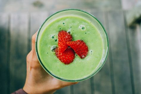 This delicious broccoli smoothie recipe has a hint of strawberry for that added sweet flavor. You'll never look at veggie smoothies the same way again. Green Tea Smoothie, Resep Smoothie, Workout Smoothies, Green Smoothie Recipes, Healthy Homemade, Detox Smoothie, Green Smoothie, Kefir, Puddings