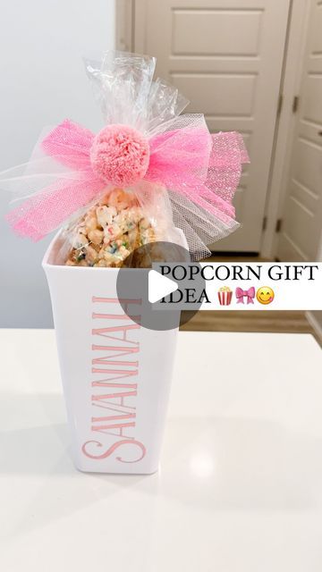 Shelby | Gift-in-a-Box Guide on Instagram: "The viral popcorn 🤝 unique gift idea!   This is my new favorite way to gift popcorn! I love it for a cute little neighbor, coworker or birthday treat 😋   Either gift it as-is or print a $2.75 gift card to Amazon so they can have a fun little movie night at home!   Also ofc you can do this same gift idea with regular popcorn, pre-made popcorn, etc if you want to make it even easier!  *Comment POPPED for the popcorn recipe + everything I used for this gift idea!   #popcornlover #giftideas #giftidea #neighborgifts #popcorn🍿 #funfetti #popcornrecipe #easygifts #easygiftideas #diygift #kidssnacks #easterdessert #eastertreats #giftinspo #cakebatter #easterbaking #cricutdiy #dollartreefinds" Popcorn Theme, Movie Night At Home, Diy Popcorn, Popcorn Recipe, Popcorn Gift, Birthday Treat, Dollar Tree Finds, Easter Baking, Night At Home