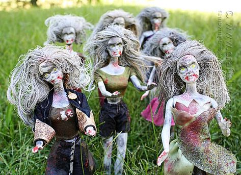 Barbie Zombies Simple Outdoor Halloween Decor, Zombie Barbie, Cheap Halloween Diy, Cheap Diy Halloween Decorations, Dekorasi Halloween, Crafts By Season, Halloween Diy Outdoor, Zombie Dolls, Hallowen Ideas