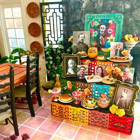 Day Of The Dead Ofrenda Altars, Small Day Of The Dead Altar, Miniature Ofrenda, Day Of The Dead Altar Ideas, Honoring Ancestors, Day Of The Dead Altar, Religious Altars, Mini Altar, Green Day