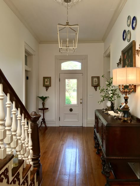 Foyer Victorian Farmhouse with Benjamin Moore Simply White walls and Ballet White Trim. #benjaminmoore #simplywhite #balletwhite #thisoldhouse #victorian #countrylivingmagazine #persimmonridgereno #foyer #woodfloors https://www.instagram.com/persimmonridgefarmtn/ Simply White Walls, Ballet White, Farmhouse Design Ideas, Copy Design, Painting Trim White, Dark Trim, Farmhouse Paint Colors, Victorian Farmhouse, Farmhouse Paint