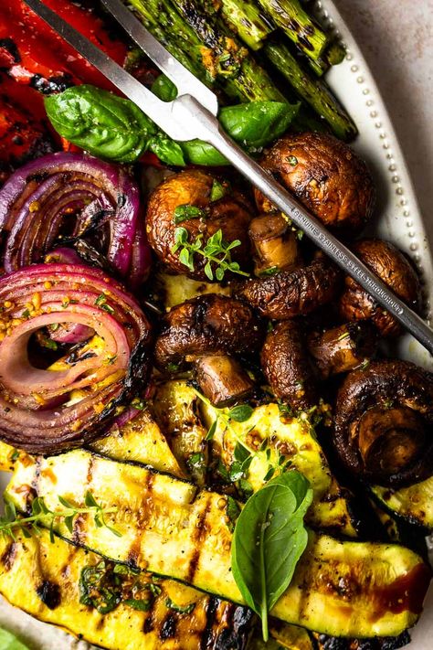 Grilled Vegetable Marinade, Veggie Marinade, Best Grilled Vegetables, Marinated Grilled Vegetables, Balsamic Vegetables, Bbq Veggies, Grilled Vegetable Recipes, Marinated Vegetables, Grilled Mushrooms