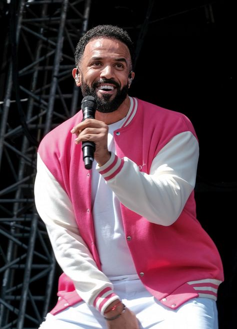 HE may have countless hits to his name but Craig David’s pulling tactics run the risk of girls Walking Away. I can reveal that the chart-topper once tried to woo EastEnders legend Jessie Wallace’s Page 3 sister Danielle Mason by serenading her in the back of a Chinese takeaway. Rather than asking the blonde What’s […] David Craig Of The Creek, Omar Craig Of The Creek, Jessie Wallace, Kya Clark Where The Crawdads Sing, Craig David, Clive Barker, Chinese Takeaway, Hot British Men, R&b Music