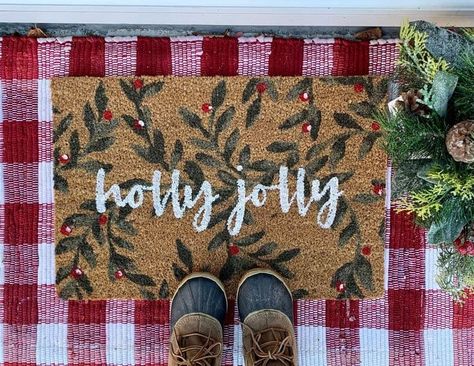 28 Easy DIY Christmas Door Mats » Lady Decluttered Christmas Doormat Painting, Diy Christmas Welcome Mat, Christmas Rugs Outdoor, Christmas Welcome Mat, Christmas Door Mat Ideas, Diy Christmas Door Mat, Door Matts, Holiday Doormat, Winter Doormat