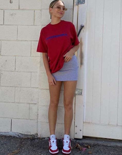 Red Jordans Outfit For Women, Red Jordan 1 Outfit, Outfit With Jordans, Lazy Girl Outfits, Jordan Outfits Womens, Jordan Dress, Jordan 1 Outfit, White Mini Skirts, Grey Mini Skirt