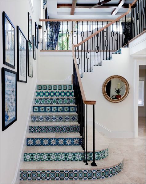 Tiled Staircase, Interior Design Minimalist, Staircase Remodel, Stairway Design, Mediterranean Decor, Mirror On The Wall, Beach House Interior, Interior Stairs, Tile Designs