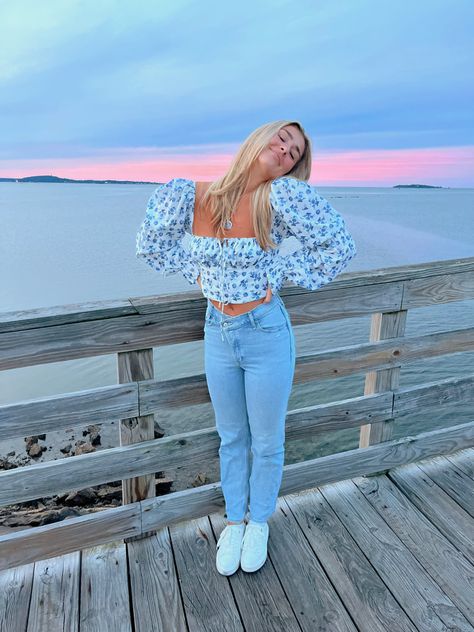 Vaca Pic Ideas, Beach Boardwalk Outfit, Beach Boardwalk Pictures, Boardwalk Pictures, Solo Beach Pics, Solo Photo Poses, Boardwalk Photoshoot, Pier Photoshoot, Fit Pic Poses