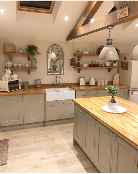 Oak Worktops, Kitchen Post, Farmhouse Kitchen Design, Cottage Kitchens, Kitchen Extension, Kitchen Diner, Cottage Kitchen, Green Kitchen, Kitchen Style