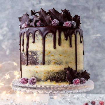 Mulled Wine Chocolate Cake With Orange Mascarpone Cream - Domestic Gothess Cute Christmas Cake, Chocolate Cake With Orange, Wine Chocolate Cake, Christmas Cake Ideas, Wine Chocolate, Wine Cake, Mascarpone Cream, Christmas Cake Decorations, Christmas Cake Recipes