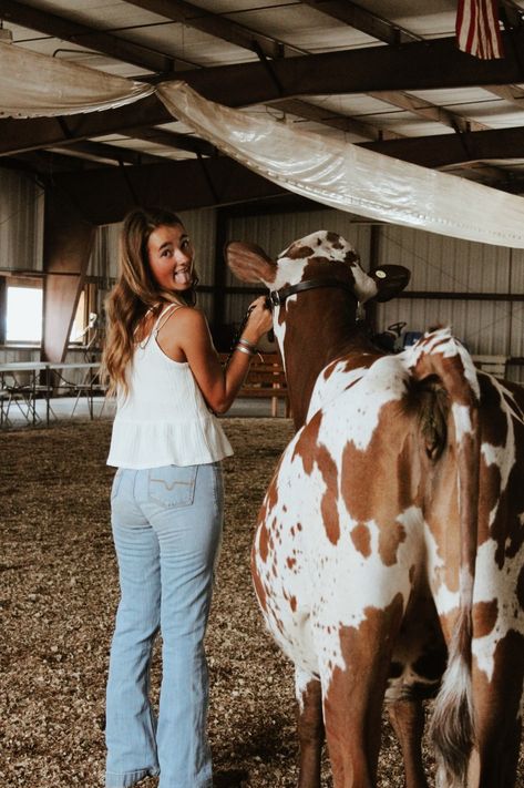 Cow Photoshoot Picture Ideas, Senior Pictures With Cattle, Cow Senior Pictures, Highland Cow Photoshoot, Farm Senior Pictures, Showing Cattle, Graduation Things, Western Summer Outfits, Real Cowgirl