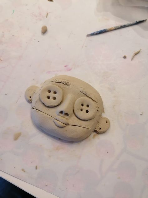 Coraline Clay Mask, Sculpture Face Clay, Clay Crafts Coraline, Clay Coraline Doll, Coraline Ceramic Ideas, Coraline Clay Ideas, Coraline Pottery, Coraline Clay Art, Coraline Ceramics