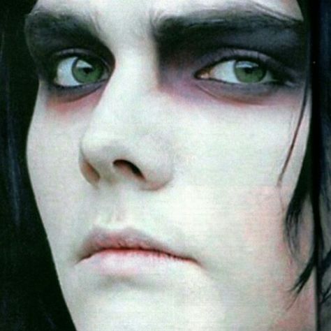 gerard's massive anime eyes <3 Emo Makeup Masculine, Male Emo Makeup, Goth Makeup Masculine, Emo Makeup Looks 2000s, Mcr Makeup, Masculine Goth Makeup, 2000s Emo Makeup, Emo Makeup 2000s, Emo Boy Makeup