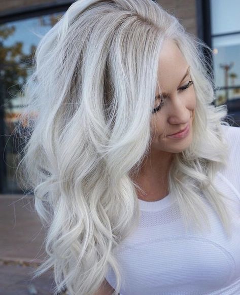 Blonde Hair With No Roots, Fall Platinum Blonde, Root Shadow Blonde Platinum, Medium Balayage Hair Blonde, Light Shadow Root Blonde, White Blonde Hair With Root Smudge, Shadow Root On Platinum Hair, Rooted White Blonde Hair, White Blonde Shadow Root