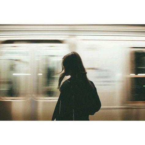 Fotografi Vintage, Subway Station, Foto Poses, Foto Art, Trik Fotografi, Cinematic Photography, 인물 사진, A Train, Photography Inspo