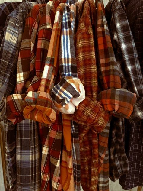 Fall Flannel Aesthetic, Mismatched Wedding Party, Bride Flannel, Flannel Aesthetic, Mismatched Wedding, Fall Fashion Sweaters, Fall Flannel, Bridesmaid Shirts, Blue Color Schemes