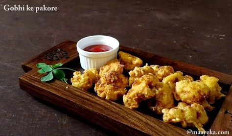 gobhi ke pakore Gobhi Recipe, Easy Cauliflower Recipes, Crispy Cauliflower, Indian Vegetarian Recipes, Cauliflower Fritters, Indian Recipes Authentic, Fried Cauliflower, Fritter Recipes, Vegetarian Cooking