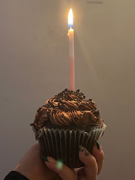 Cupcake With Candle Aesthetic, Birthday Cupcake Aesthetic, Birthday Cupcakes Aesthetic, Chloe Carter, Birthday Balloons Pictures, Cake Story, Cute Birthday Pictures, Funny Birthday Cakes, Birthday Cupcake