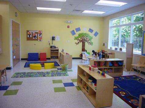 Designated work/play areas are great to keep kids on task and working on individual projects at a time. Preschool Room Layout, Kindergarten Classroom Design, Preschool Classroom Layout, Daycare Playground, Room Architecture, Childcare Rooms, Classroom Decor Middle, Daycare Classroom, Preschool Room