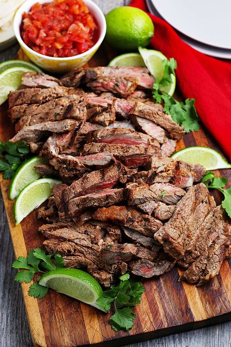 Looking for an easy carne asada recipe? Grill up this authentic carne asada marinade for tacos. One of the best Mexican carne asada recipes! Steaks Marinade, Mexican Carne Asada Marinade, Best Carne Asada Recipe, Carne Asada Marinade Recipe, Mexican Carne Asada, Asada Recipes, Carne Asada Recipes Marinade, Asada Marinade, Carne Asada Marinade