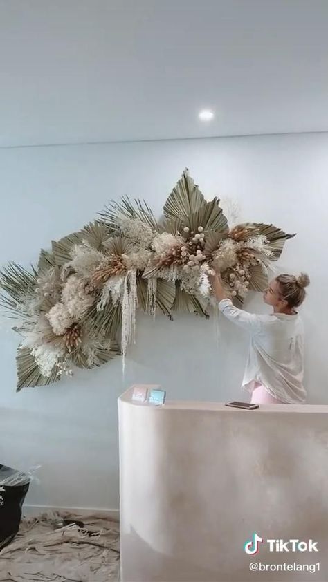 Gorgeous DIY floral wall decor [Video] | Diy floral wreath, Flower wall decor diy, Floral wall decor Diy Boho Dried Flower Arrangements, Dried Flower Wall Installation Diy, Boho Arrangements Decor, Dried Palm Wall Decor, Dried Pampas Decor, Dried Floral Wall Installation, Wall Dried Flower Decor, Dried Palm Leaf Wall Decor, Flower Arrangement With Pampas