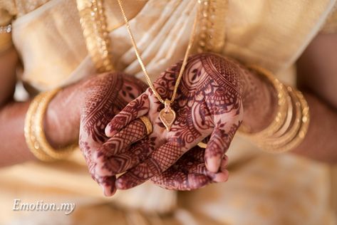 Malayalee Hindu Wedding Ceremony: Prathap+Kavitha  http://www.emotioninpictures.com/malayalee-hindu-wedding-ceremony-prathap-kavitha/ Hindu Thaali Locket Designs, Engagement Rings Kerala Hindu, Kerala Thali Locket Designs With Name, Thali Designs Gold Hindu Kerala, Thali Locket Designs Kerala, Malayalee Wedding Decoration, Thali Chain Designs Gold Kerala Hindu, Wedding Chain Thali Christian, Kerala Style Thali Designs