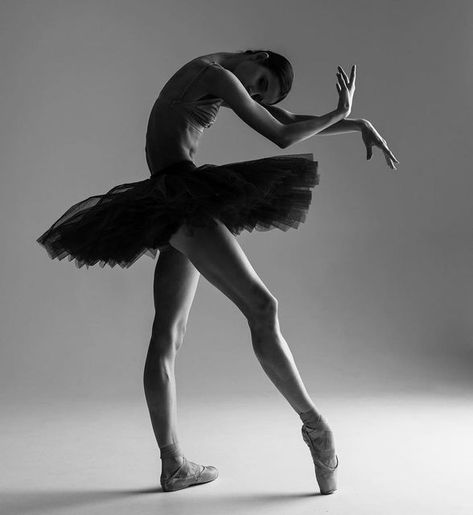 Ballet Photography Poses, Maria Khoreva, Ballerina Photography, Dancing Poses, Ballet Body, Dancers Body, Dance Picture Poses, Ballet Studio, Dancer Pose