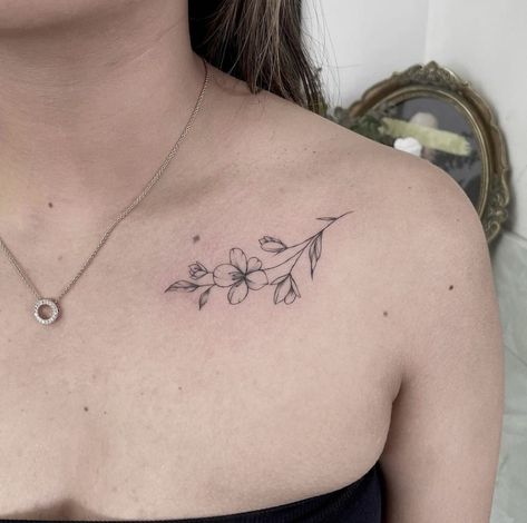 Lily Collar Bone Tattoo, Collarbone Lily Tattoo, Small Flower Tattoos Collar Bone, Simple Flower Collar Bone Tattoo, Dainty Floral Collar Bone Tattoo, Collarbone Tattoo Ideas, Fine Line Floral Tattoo, Blessed Tattoos, Clavicle Tattoo