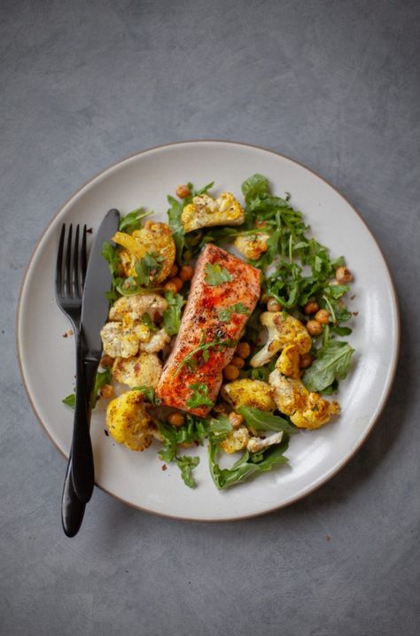 5-minute Broiled Salmon With Curried Cauliflower & Greens - Camille Styles Cauliflower Greens, Broiled Salmon Recipes, Fresh Dinner Ideas, Cauliflower And Chickpea Curry, Boozy Recipes, Curried Cauliflower, Salmon Spinach, Crispy Fish, Broiled Salmon