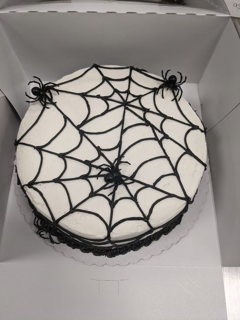 Spider Web Birthday Cake, Spiderweb Cake Design, Halloween Spider Cake, Round Halloween Cakes, Goth Cake Ideas, Halloween Cake Designs Easy, Halloween Round Cakes, Halloween Heart Cake, Circle Cake Ideas